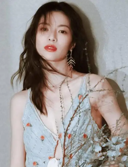 "芳华"钟楚曦,窈窕轻熟身材真的顶!_女性_时尚_魅力