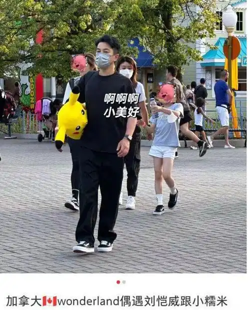 9岁小糯米近照曝光,打扮时尚身材高挑纤细,像极了杨幂小时候