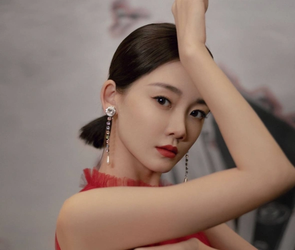 郑恺老婆苗苗长相清秀穿红色连衣裙配低马尾美得让人心动