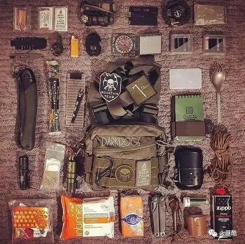 战术潮范儿看看国外生存狂人的那些战术装备