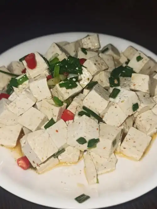 正宗的传统小菜小葱拌豆腐做法