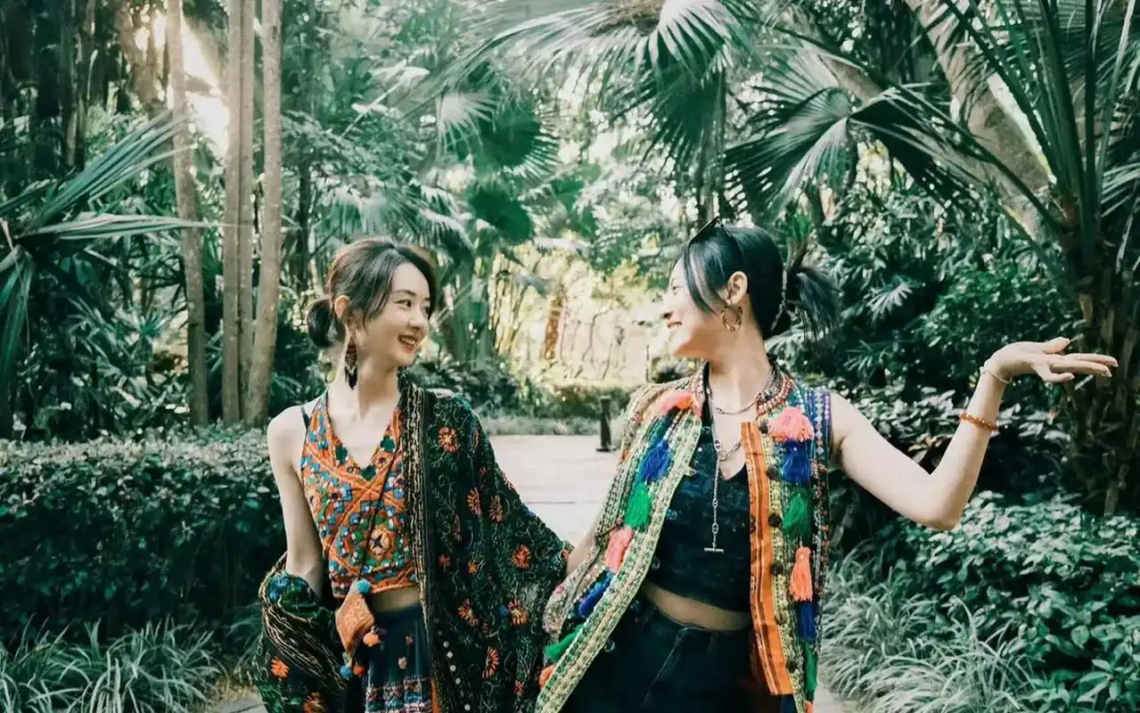 【赵丽颖云南民族风写真】 赵丽颖民族风造型好美啊,和好友一起在自然