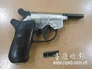 男子身上藏子弹仔细一查还有枪  他的"装备"  步枪子弹3发,发令枪弹94