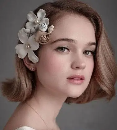 在当今婚嫁时尚的潮流中,短发新娘造型显示出与众不同的时尚锋芒,女人