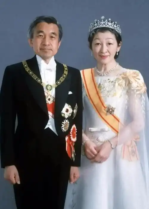 精 [娱乐八卦]天皇最后一场记者会说到哭,皇后与他恩爱60年的背后也太