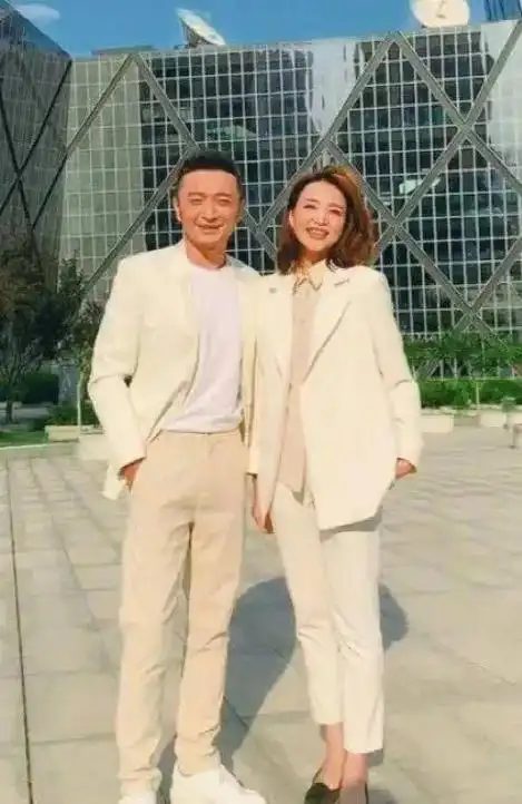 董卿和富豪老公一起出现在公众面前!她靠在老公身上温柔可爱