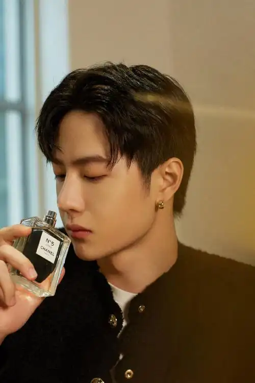 我发现长得好看的人品味也超好,王一博和他钟爱的香奈儿香水真的是