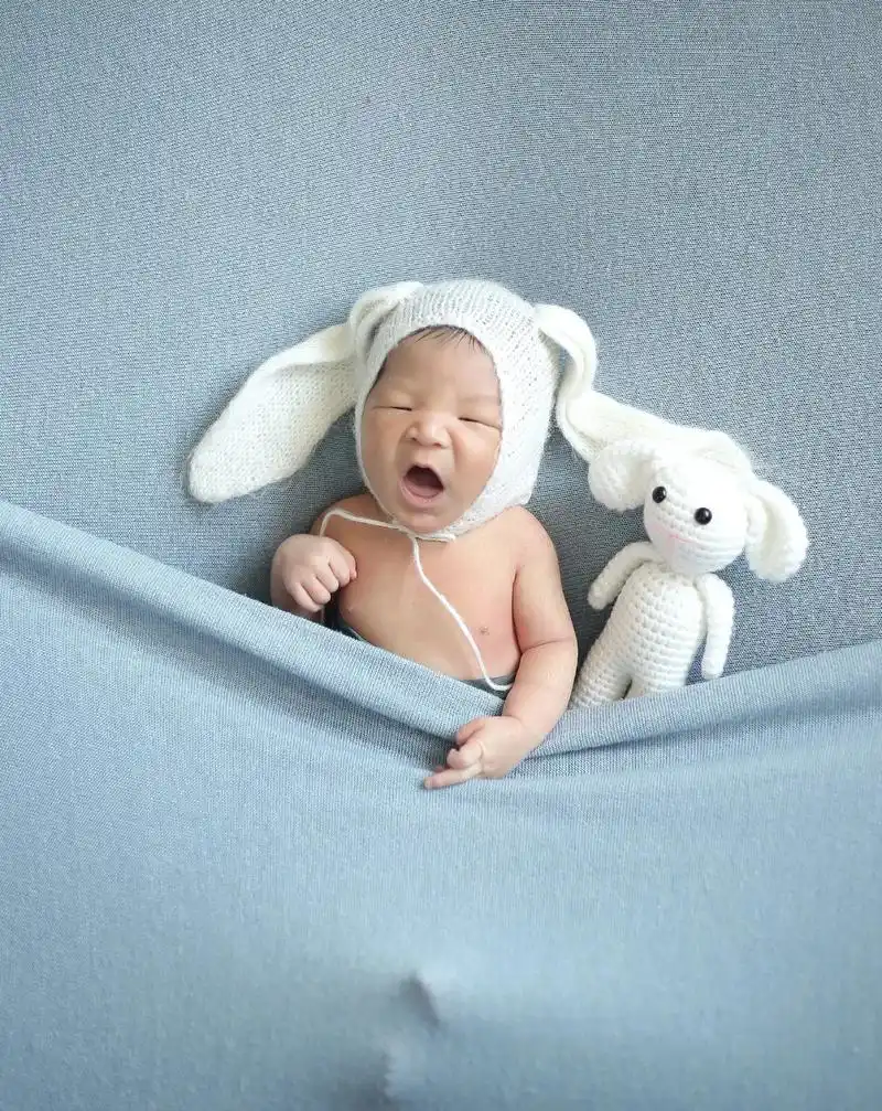 上热门话题 #月子照#月子里的宝宝 #新生儿摄影 把宝宝裹 - 抖音