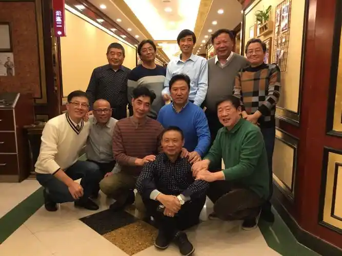 男同事合影留念