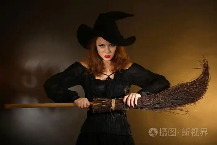 万圣节女巫用扫帚在深色背景上