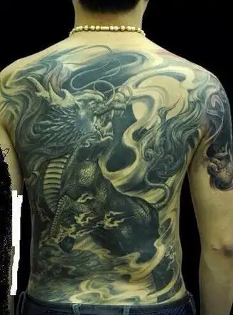 高大威猛的男子满背麒麟纹身大全