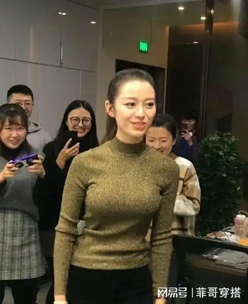 吉娜身材真丰腴!穿打底衫 牛仔裤差点"撑变形",时髦又性感