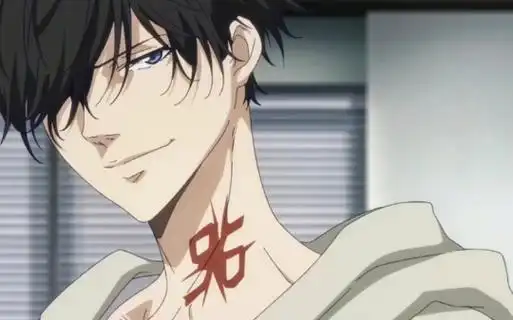 黑发蓝瞳刺青,海草般脏乱的头发,配上嘴角上扬的弧度 ,他像是降临人间