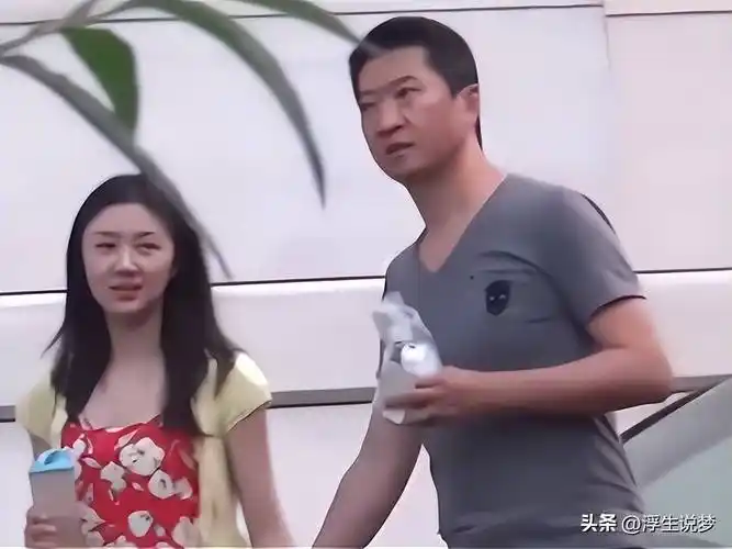 之后的周杰在娱乐圈混不下去,只能当幕后,从商,哪个赚钱就干哪个.