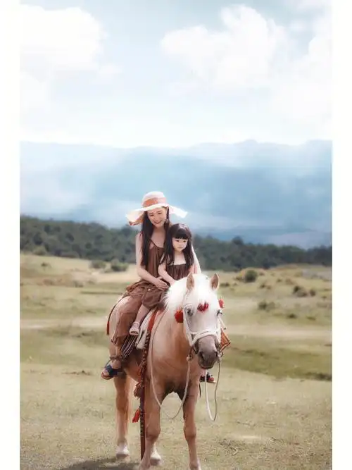 今天去了丽江的龙女湖,太漂亮了,可以骑马绕湖一周,有户外咖啡,也可以