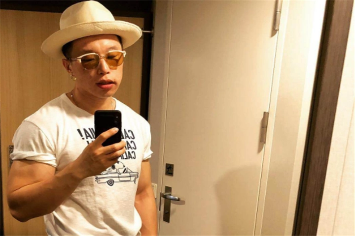 他脸上有麻子得名烧饼13岁加入德云社如今变肌肉男娶娇妻