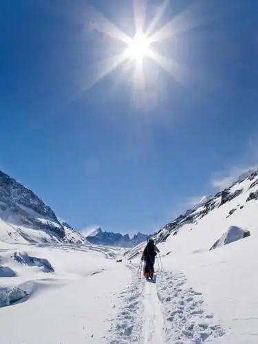 仰视,雪,大雪,欧洲,欧洲人,仅一个男性,仅一个人,阴影,光线,影子,积雪