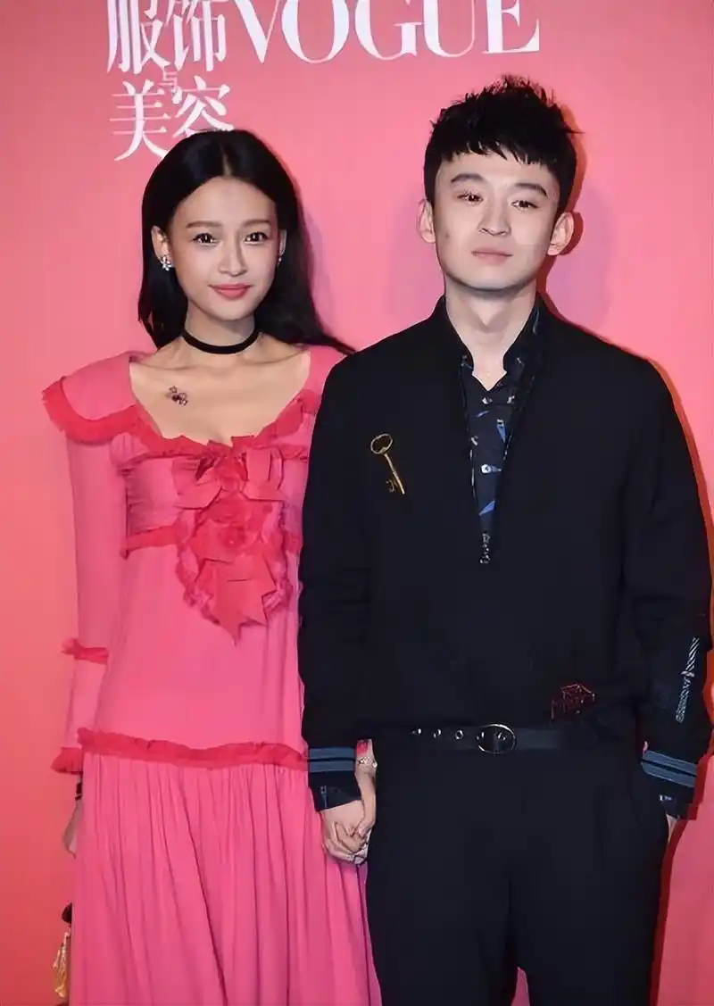 孙怡难得和老公同框,穿粉裙扮嫩却有点减分,骨感身材撑不住