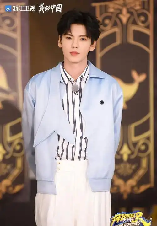 比如陈飞宇,应该是这4张图里面看起来妆容最淡的!