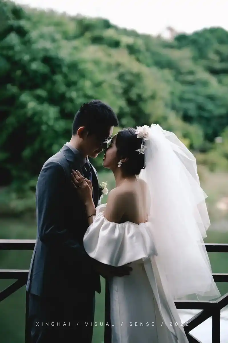 婚礼.与你一起享受阳光 直到我们融化在光里 新郎新娘相识在大 - 抖音