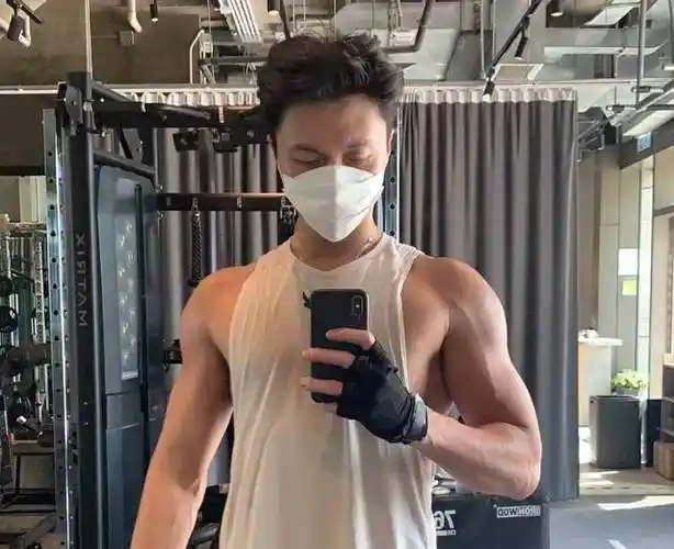 敬业tvb视帝王浩信拍戏从5楼跳下不用替身练出麒麟臂男友力满级