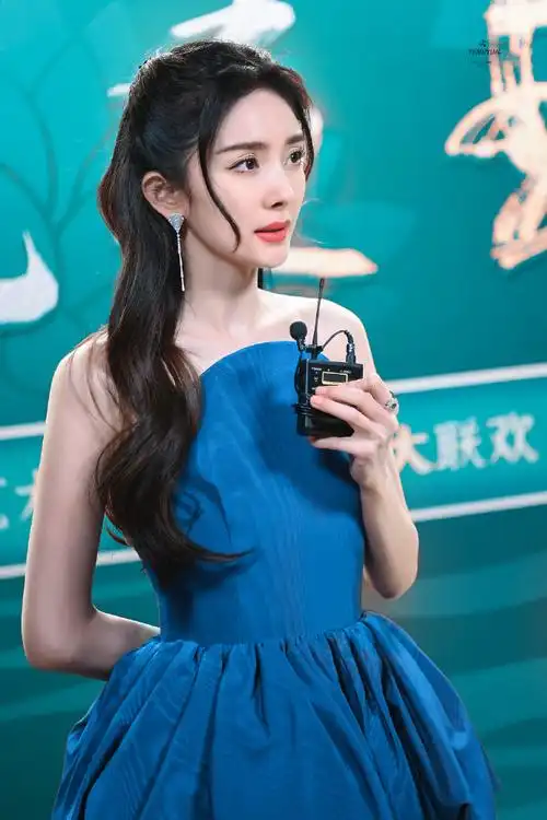 杨幂超话#杨幂公主头蓝色抹胸长裙造型##杨幂百花迎春舞台饭拍#221224