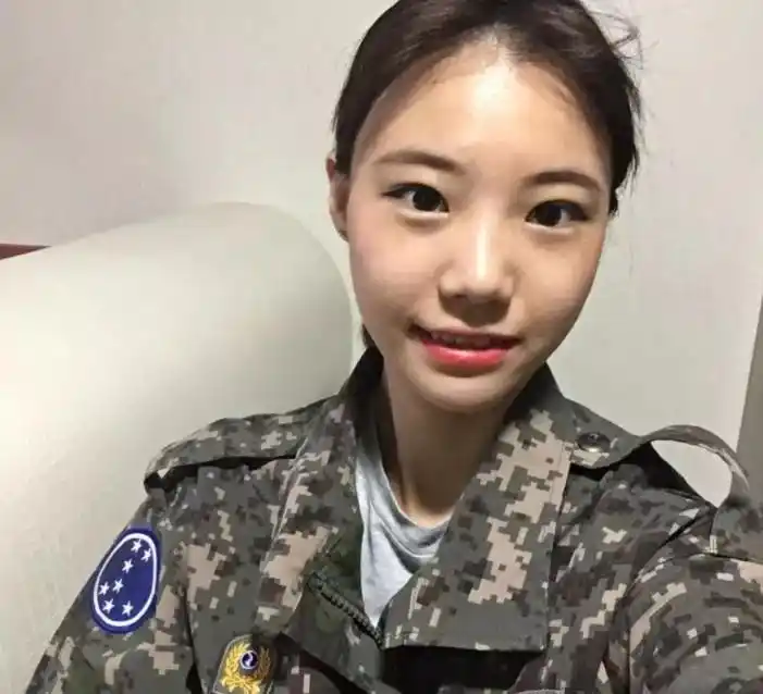 图中是一名韩国女兵,身穿陆军制服,张这一张娃娃脸