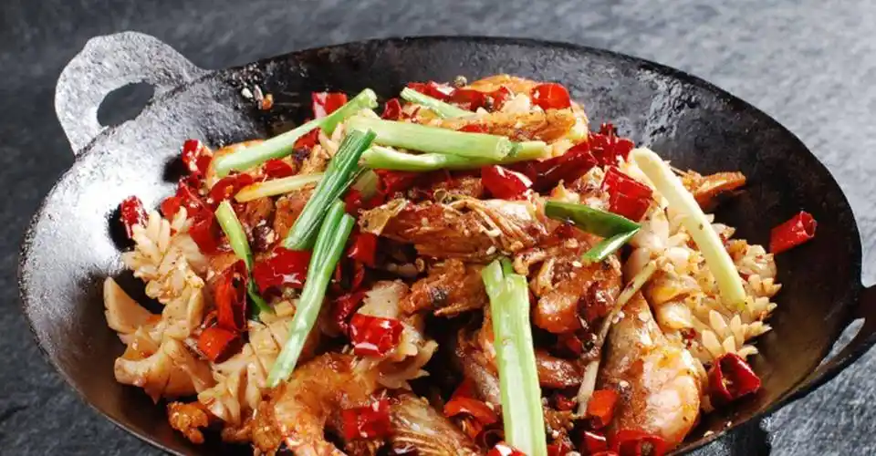 干锅鱿鱼鲜虾,自己在家做,麻辣爽口,开胃过瘾_香菇_大葱_洋葱