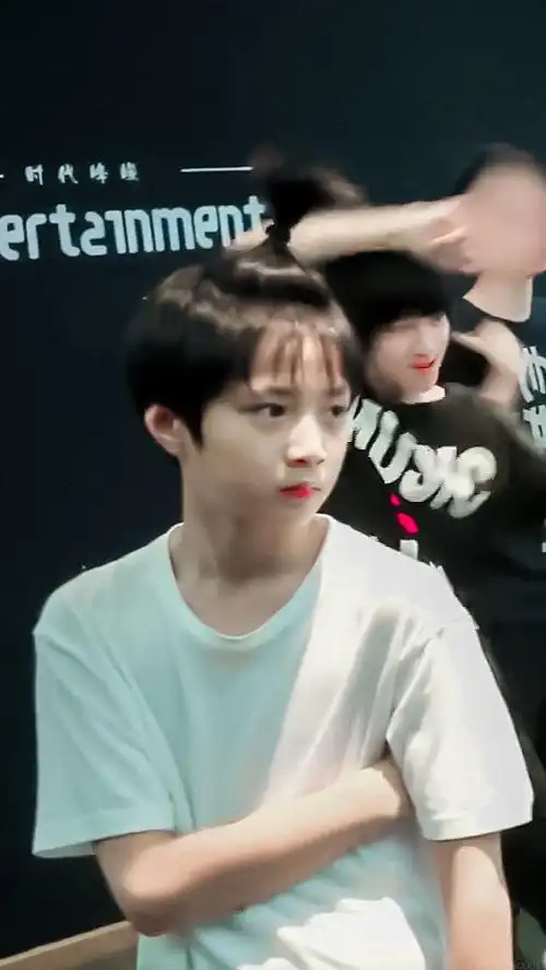 刘耀文反差魔力#|#刘耀文超绝可爱#扎着苹果头的企鹅小丸92@时代