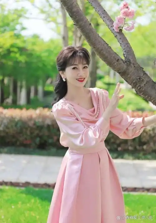 70岁的赵雅芝近照曝光,穿粉裙踩恨天高腾空起跳,状态不像是老人