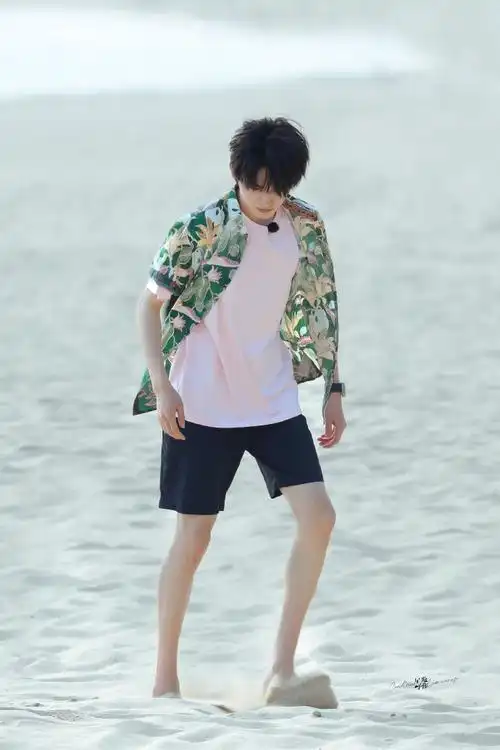 宋亚轩被埋在沙滩里##时代少年团今日海边路透##宋亚轩我们的客栈