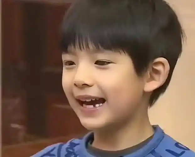 看了董洁儿子的颜值,才知道蒋勤勤有多努力在改变遗传基因了