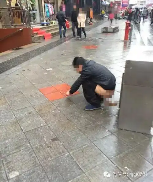 红人大事件震惊芦淞市场附近一男子当街拉shi