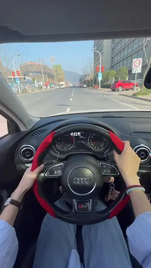 女生潇洒起来真的很有魅力单手打方向盘女司机