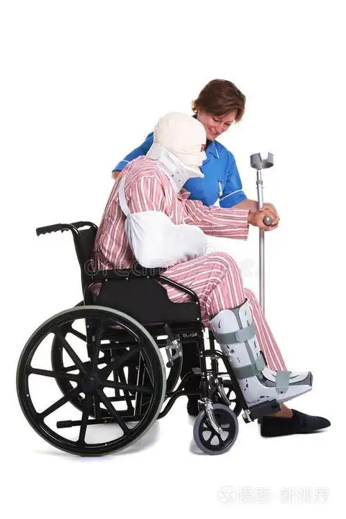 骨折抬护士受伤男子轮椅包扎手和x光照片绷带手臂上有石膏的病人胳膊