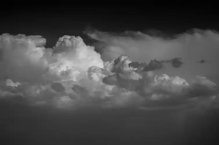 黑白云朵