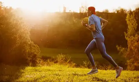 汉托斯姆运动员跑步和冲刺户外准备马拉松在山上. 体育和人的概念.