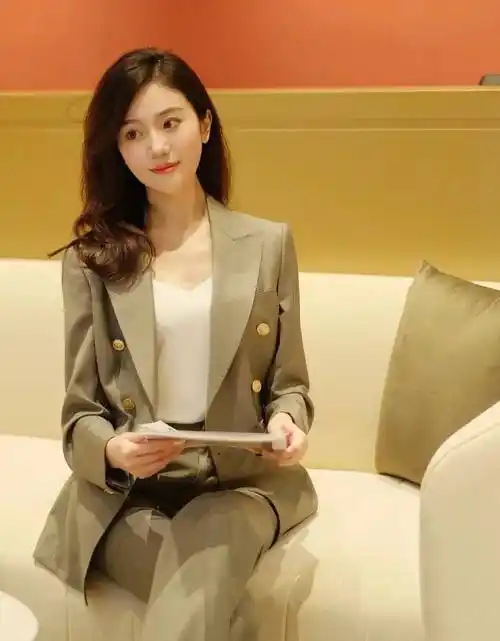 高贵优雅的美女模特,身穿西装温文尔雅,气质高雅各有千秋_时尚_色调