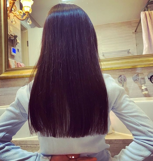 李小璐新年为甜馨剪头发,母女同款长发关系超和谐