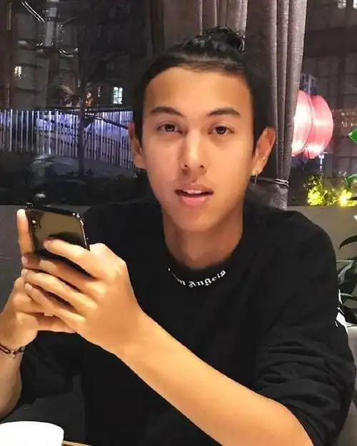 李玲玉20岁儿子,宁静20岁儿子,同是混血儿,差距一目了然