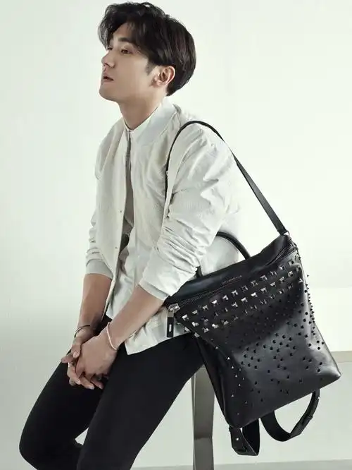 近日superjunior成员崔始源为某箱包品牌