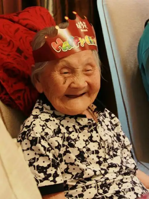 我的奶奶叫田玉珍,1917年8月26日生,2017年10月13日卒,享年101岁