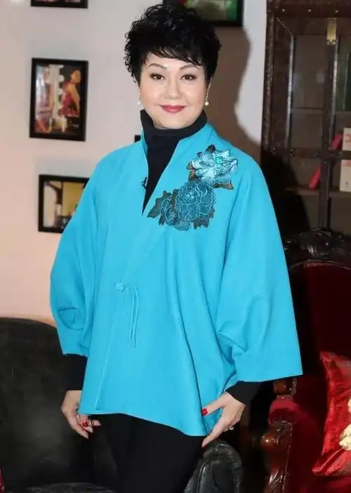 或许是渴望有一个自己的家,胡美仪在20岁的时候便遇上了生命中的第一