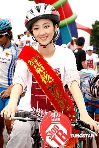 桂纶镁受邀担任"2009结核病防治健康大使",并和八位宣誓环台的自行车