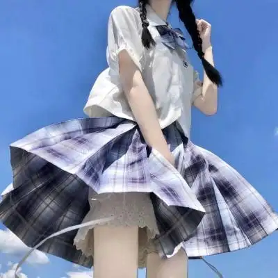 小女生穿jk露腰头像