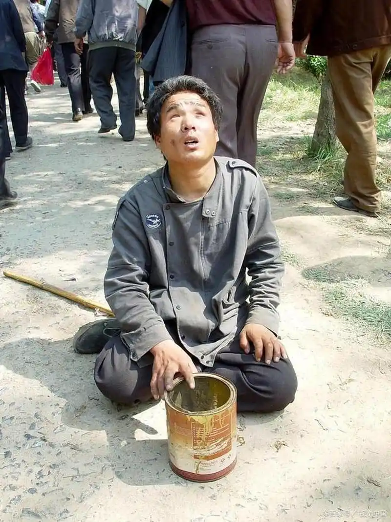 一个醉汉走过来,觉得他可怜,就扔了一百元给他.