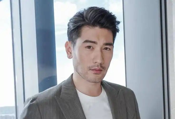 高以翔女友再晒情侣合照4个月内频繁忆往昔真怀念还是炒作