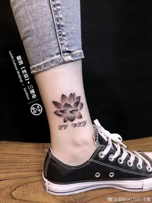 小腿黑灰莲花纹身图案