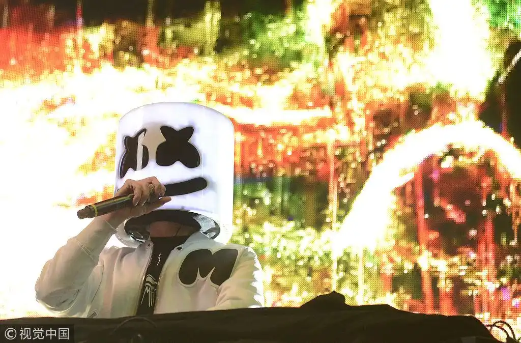 dj棉花糖举办演唱会神秘铁头"再战江湖"   挥舞双臂唱到high点燃全场