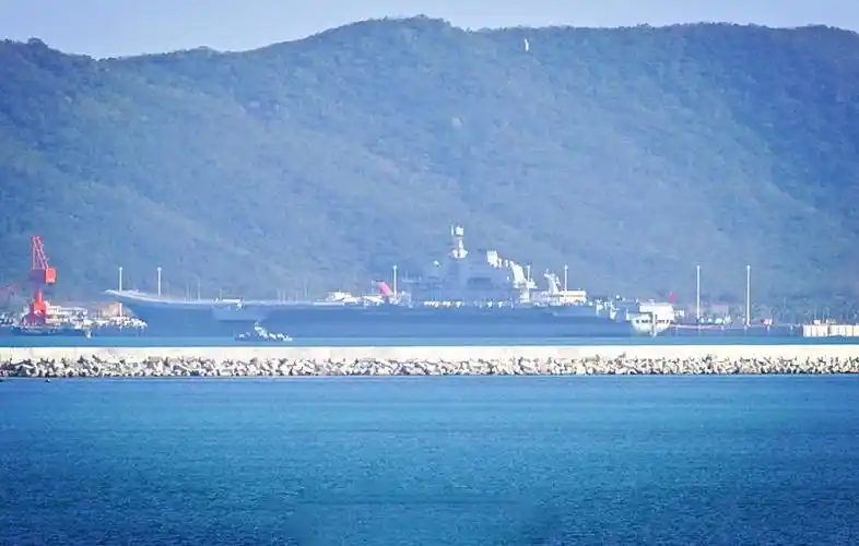 辽宁舰停靠三亚新军港现场照
